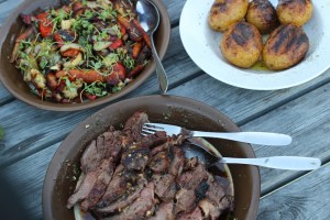 Da fikk grønnsakene følge med helgrillet eentrecot og potet...