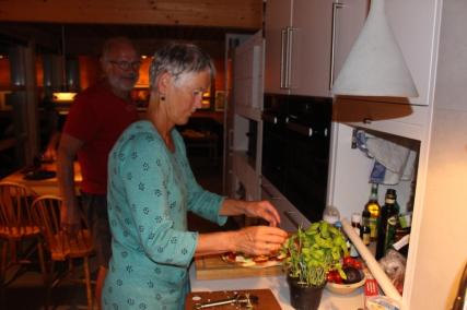 Grete legger på basillikum, da vet jeg det blir rikelig!