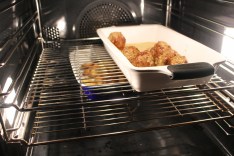 Keftedesene slår følge med poteten i ovnen, poteten har hatt sterkere varme i starten.