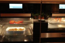 Tomat og potet ien ovn, glassering av skanken i den andre